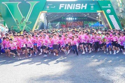 Khởi tranh Giải Marathon Quốc tế Vietcombank Mekhong Delta Hậu Giang 2024