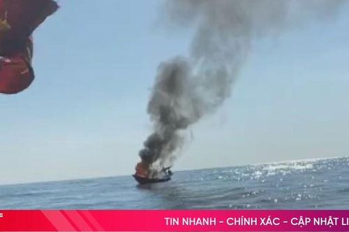 Thuyền đánh bắt hải sản bốc cháy trên biển