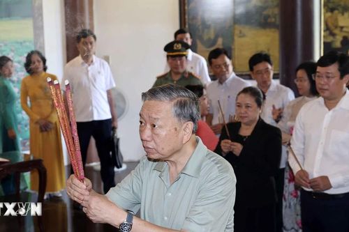 Chủ tịch nước dâng hương tưởng nhớ cụ Phó Bảng Nguyễn Sinh Sắc