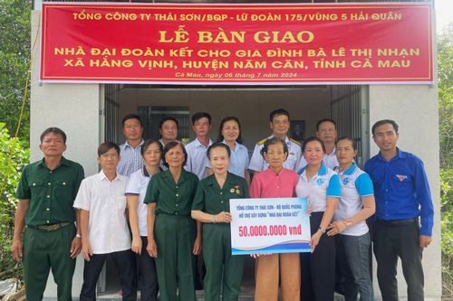 Các đơn vị Quốc phòng bàn giao 'Nhà đại đoàn kết' cho gia đình chính sách
