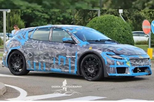 Xe điện đầu tiên của Ferrari ngụy trang trên đường thử