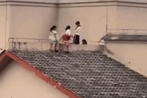 4 bé gái chơi trên nóc nhà, hành động thông minh của người phụ nữ