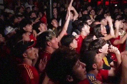 CĐV ở Barcelona ăn mừng chiến thắng lịch sử của Tây Ban Nha