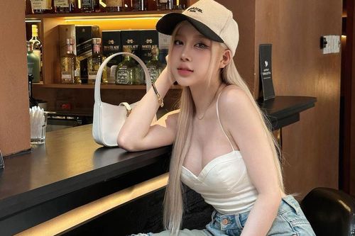 Ngắm thân hình 'bỏng cháy' của Rosé bản Việt, từng gây bão mạng