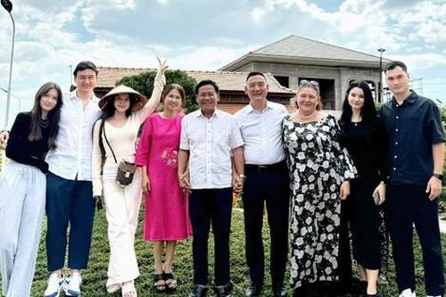 Rộ khoảnh khắc gia đình Đặng Văn Lâm - Yến Xuân gặp mặt bàn tính chuyện mần sui