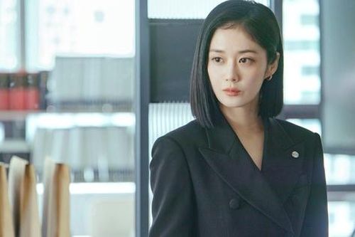Không nhận ra Jang Na Ra trong vai nữ luật sư lạnh lùng