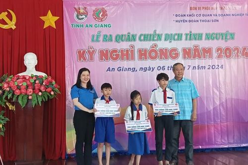Ra quân Chiến dịch tình nguyện 'Kỳ nghỉ hồng' năm 2024 ở Thoại Sơn
