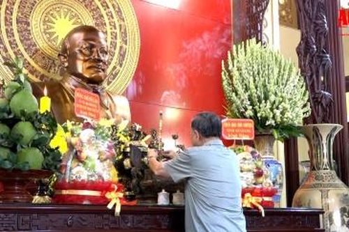 Chủ tịch nước Tô Lâm viếng, dâng hương tại đền thờ Chủ tịch Tôn Đức Thắng
