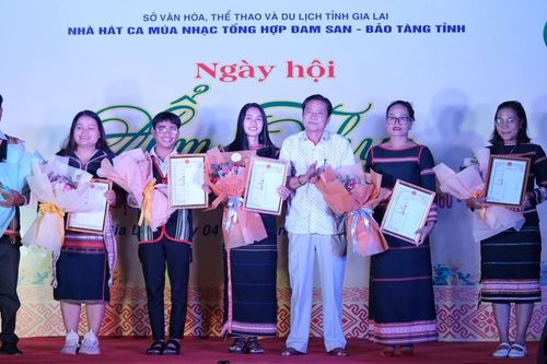 Gia Lai: Trao giải 2 hội thi nghiệp vụ du lịch