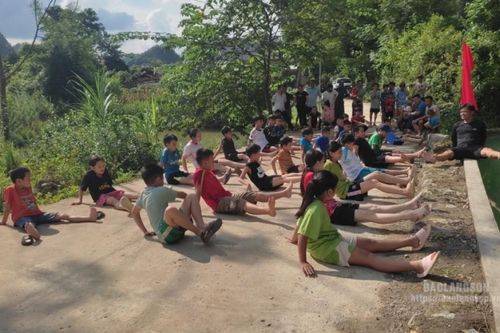 Chi Lăng khai mạc lớp dạy bơi miễn phí cho trẻ em
