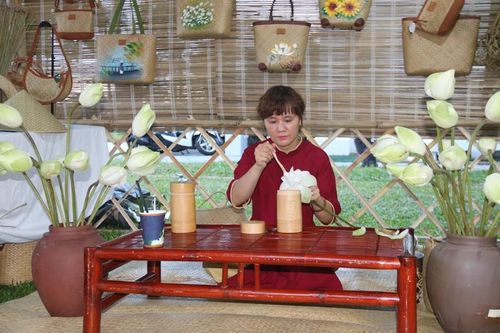 Kích cầu du lịch, nâng tầm sen Huế
