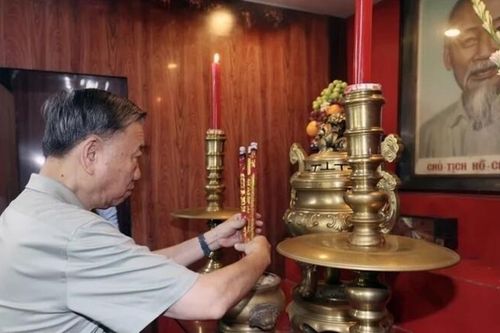 Chủ tịch nước Tô Lâm dâng hương tại Đền thờ Bác Hồ ở Trà Vinh