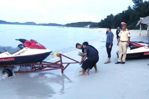 Xử lý mô tô nước hoạt động trái phép tại bãi tắm du lịch ở Cô Tô