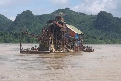 Một ngày bắt 3 vụ, 9 tàu hút cát trái phép trên sông Lô
