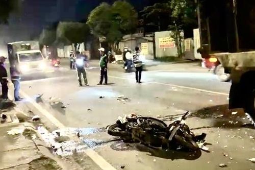 Cô gái bất ngờ tăng tốc xe máy lao thẳng vào đầu xe ben trong đêm