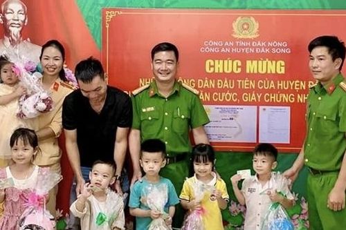 Những công dân 'nhí' lần đầu được nhận căn cước
