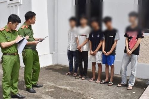 Năm nhân viên nhà hàng nửa đêm mang tuýp sắt gây sự đánh nhau