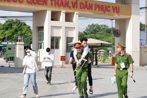 Tiếp sức thí sinh tham dự kỳ thi đánh giá của Bộ Công an năm 2024