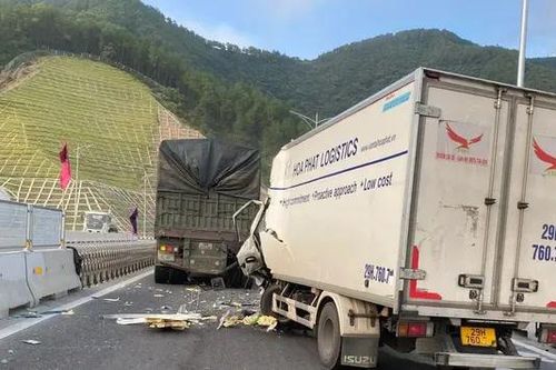 Đâm vào đuôi xe phía trước, tài xế xe tải bị thương