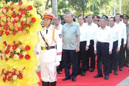 Chủ tịch nước dâng hương tại Đền thờ Bác Hồ