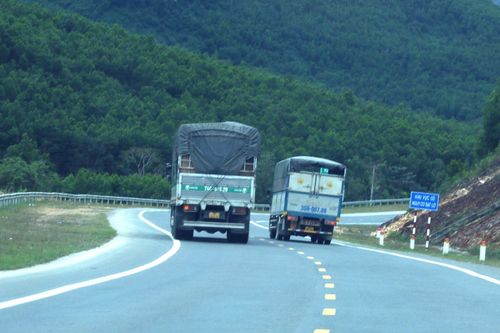 Phân biệt vạch kẻ đường màu trắng và màu vàng