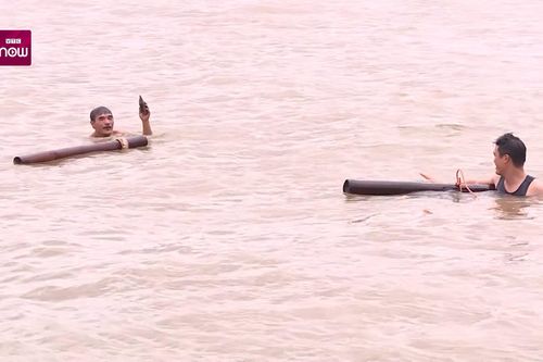 Trải nghiệm một ngày mưu sinh dưới đáy sông Thương của người dân làng 'rái cá'