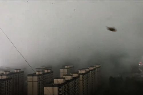 Lốc xoáy quần thảo, cuốn phăng nhà cửa ở Trung Quốc