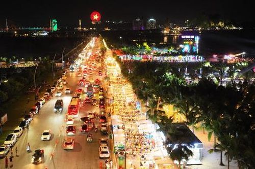 Tuyến phố chợ đêm dài gần 1km bên bờ Vịnh Hạ Long đón hàng vạn du khách về vui chơi giải trí