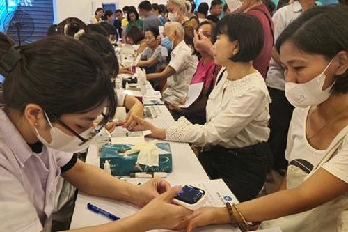 Thầy thuốc trẻ khám sàng lọc bệnh tiêu hóa cho 1.000 người dân Hà Nội