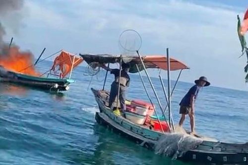 Thuyền ngư dân bốc cháy dữ dội khi đang đánh bắt trên biển