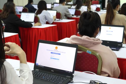 Tuyển dụng gần 14.000 biên chế trong 6 tháng đầu năm