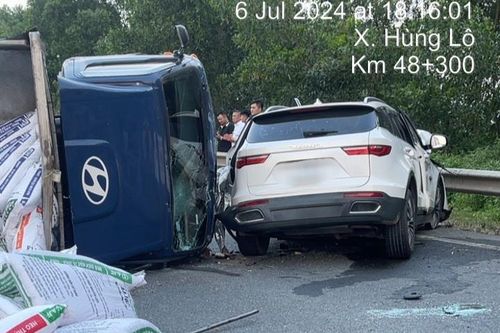 Xe con va chạm xe tải trên cao tốc Nội Bài- Lào Cai, một trưởng phòng huyện tử vong