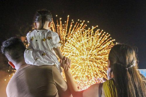 Mãn nhãn với pháo hoa và drone bay trong đêm khai mạc Lễ hội Vì hòa bình