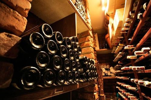 Ngân hàng đấu giá cả rượu vang, cân xe tải để thu hồi nợ