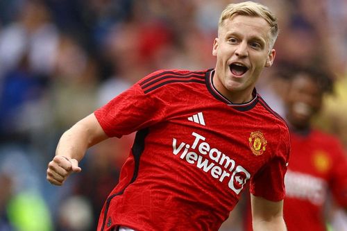 MU bán lỗ Van de Beek