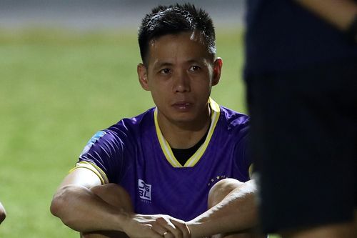 Văn Quyết lầm lũi tháo huy chương