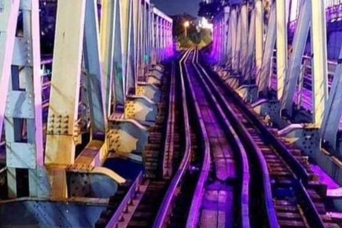 Xà lan đâm vào cầu Tam Bạc khiến tàu không về được ga Hải Phòng