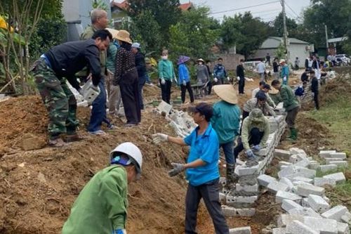 Nông dân Tân Xã thi đua hiến đất làm đường xây dựng nông thôn mới