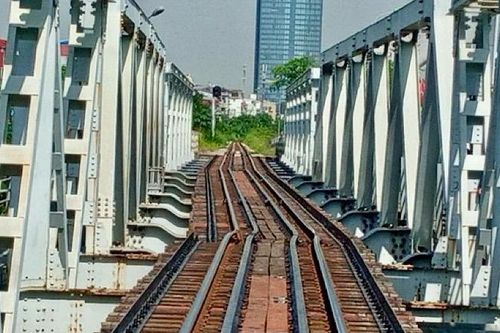 Cầu đường sắt Tam Bạc (Hải Phòng) bị hư hỏng do sà lan đâm va