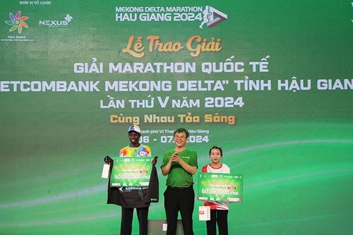 Vận động viên nam, nữ thiết lập kỷ lục mới ở cự ly 42km