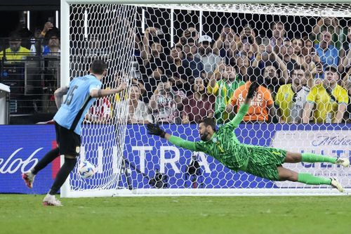 Uruguay vượt qua Brazil trên chấm luân lưu