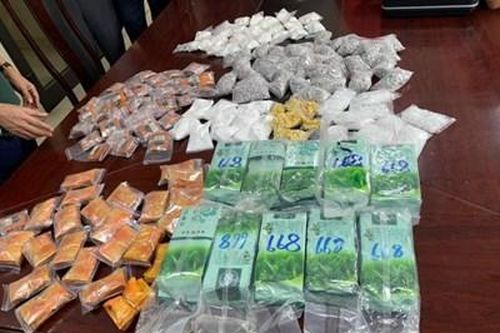 Hà Nội: Bắt giữ, mở rộng điều tra đối tượng vận chuyển 18kg ma túy tổng hợp