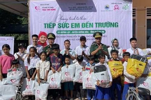250 phần quà tặng cho học sinh người Vân Kiều xã biên giới Hướng Lập