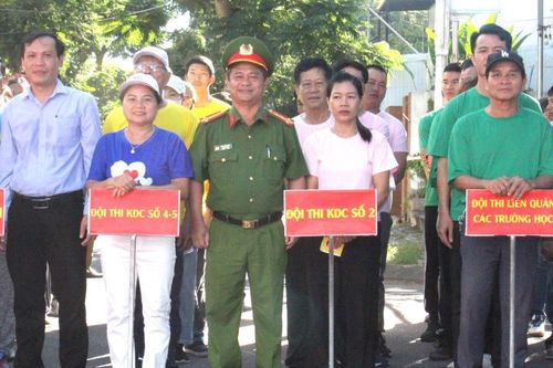 Lãnh đạo Công an Đà Nẵng tham dự lễ ra mắt lực lượng bảo vệ an ninh cơ sở và hội thi phòng cháy chữa cháy ở khu dân cư