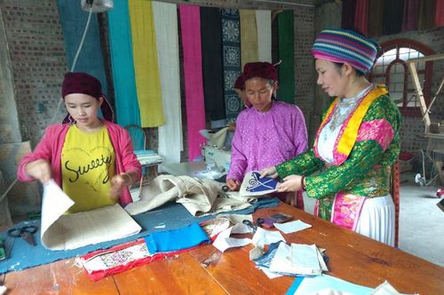 Nơi dệt thêu cuộc đời mới của nhiều phụ nữ dân tộc Mông