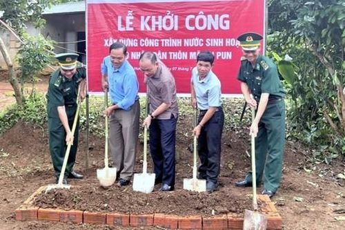 Chiến sĩ Biên phòng mang nước sạch và ánh sáng cho người dân biên giới Việt - Lào