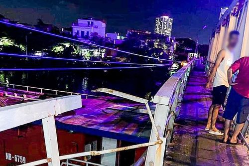 Sà lan đâm lệch cầu Quay cũ, tàu hỏa về ga Hải Phòng tạm dừng hoạt động