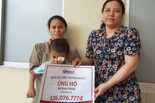 Trao hơn 126 triệu đồng cho bé Ksor Khảo bị ung thư mù 2 mắt