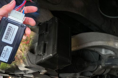 Nhiều người tìm thấy thiết bị theo dõi GPS cài lén trong xe của mình