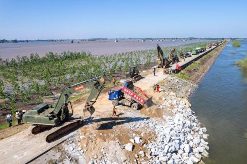 Hình ảnh lực lượng cứu hộ Trung Quốc gấp rút lấp lỗ thủng ở đê hồ Động Đình